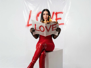 Alter: 34 / Waage - Alter: 170 / sportlich - Geschlecht: weiblich - Ausrichtung: bisexuell - Haare: brünett / sehr lang - Piercing: keins - bewebmaster-Alter: C - Hautfarbe: weiss - Augen: grün - Rasur: vollrasiert